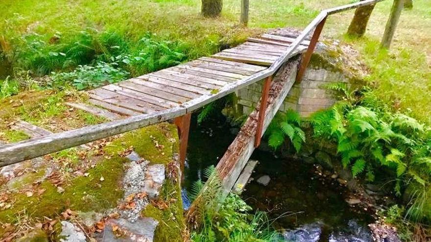 Estado de uno de los puentes de la senda.