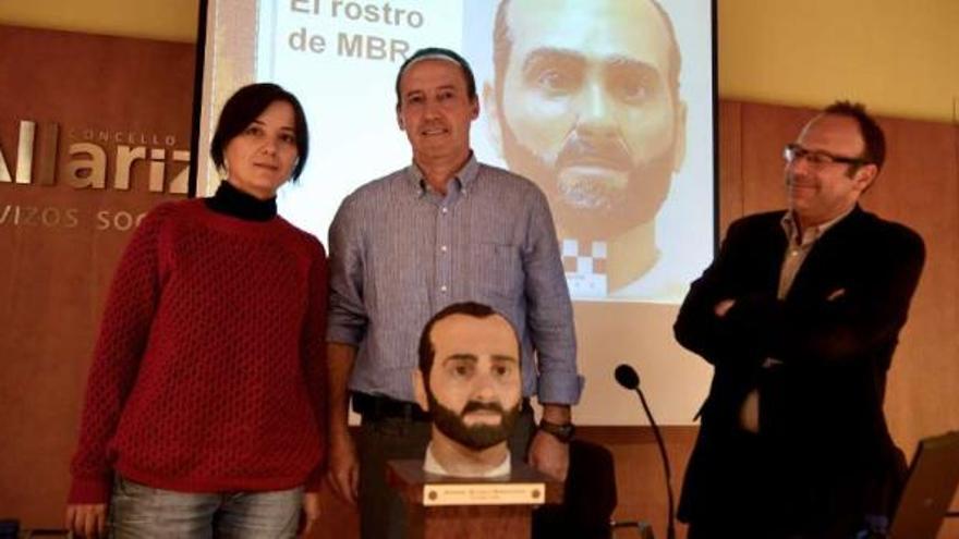 Fernando Serrulla, junto a la escultura de Manuel Blanco Romasanta, ayer, en Allariz.  // Brais Lorenzo