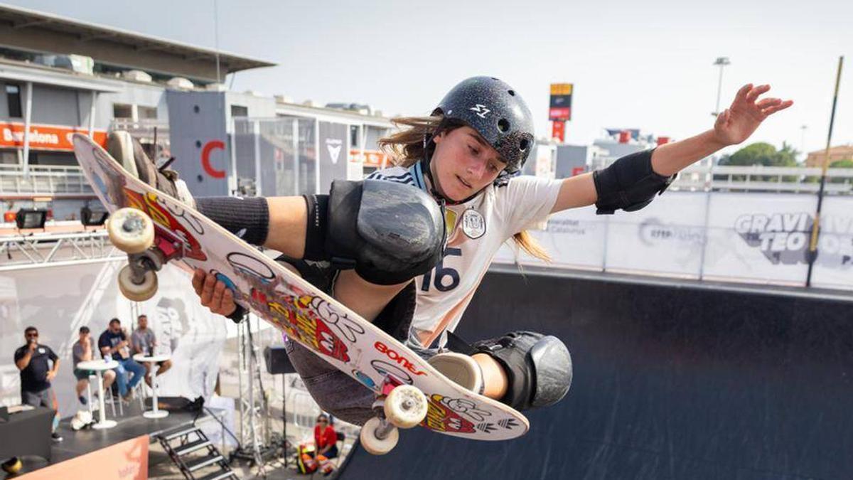 Prova d’‘skate vert’ femení al festival Graviteo, al Circuit de Barcelona-Catalunya, a Montmeló, ahir. | GORKA URRESOLA / JORDI COTRINA
