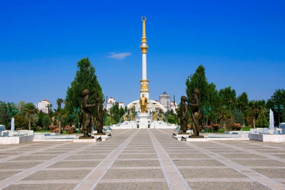 Monumento a la Independencia en Asjabad.