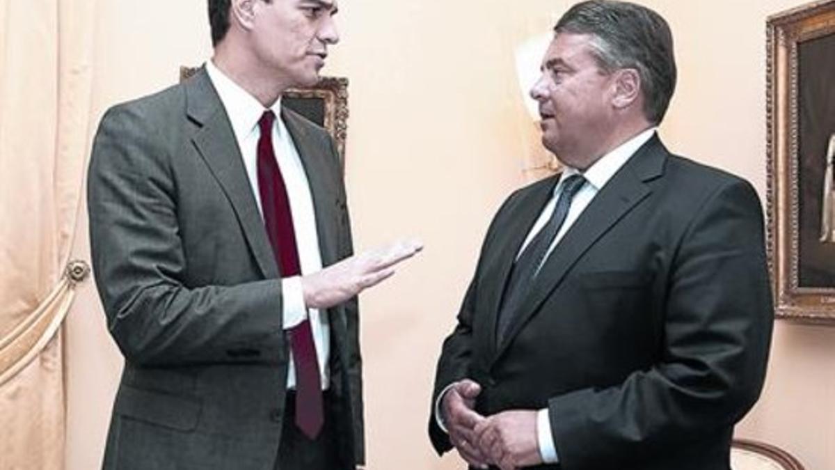 El secretario general del PSOE, Pedro Sánchez, y el vicecanciller y líder del SPD, Sigmar Gabriel, ayer, en Berlín.