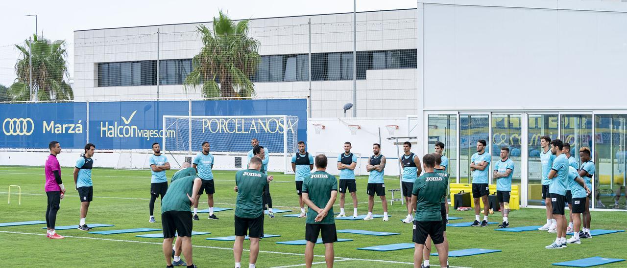 La plantilla del Submarino escucha la charla previa al entrenamiento de Unai Emery, un Villarreal consciente de que deben aprovechar la irregular trayectoria del Barcelona en la presente temporada.