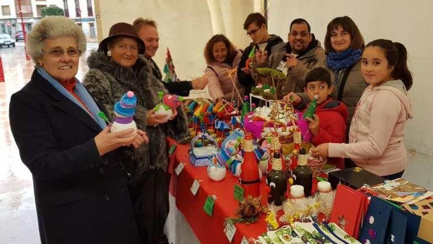 Participantes en el mercadillo navideño de &quot;Raitana&quot; en Villaviciosa.