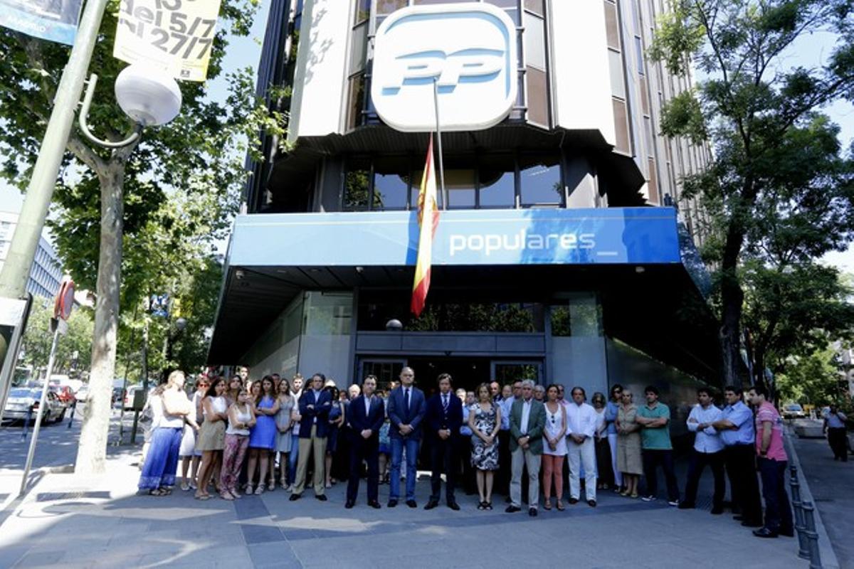 Minut de silenci a la seu del Partit Popular, al carrer Génova de Madrid, per l’accident de tren en Santiago.