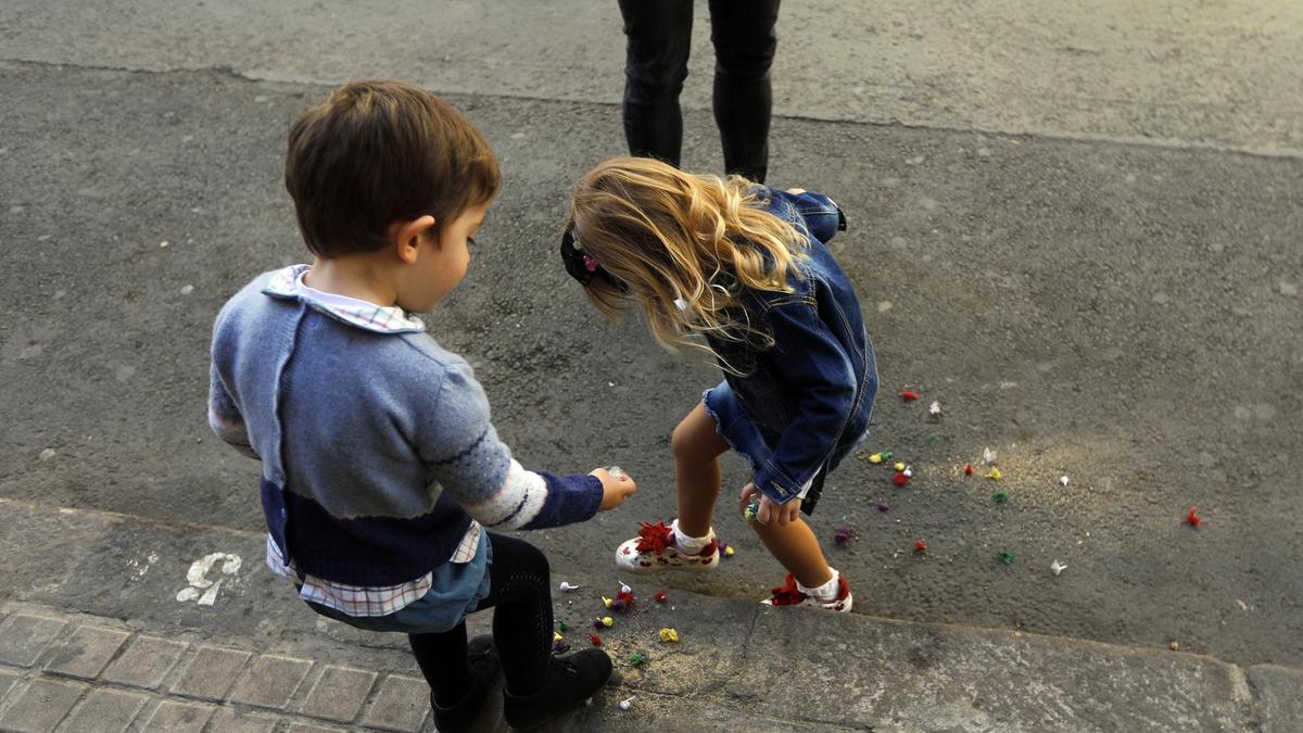 Dos niños juegan con cohetes, durante las fallas.