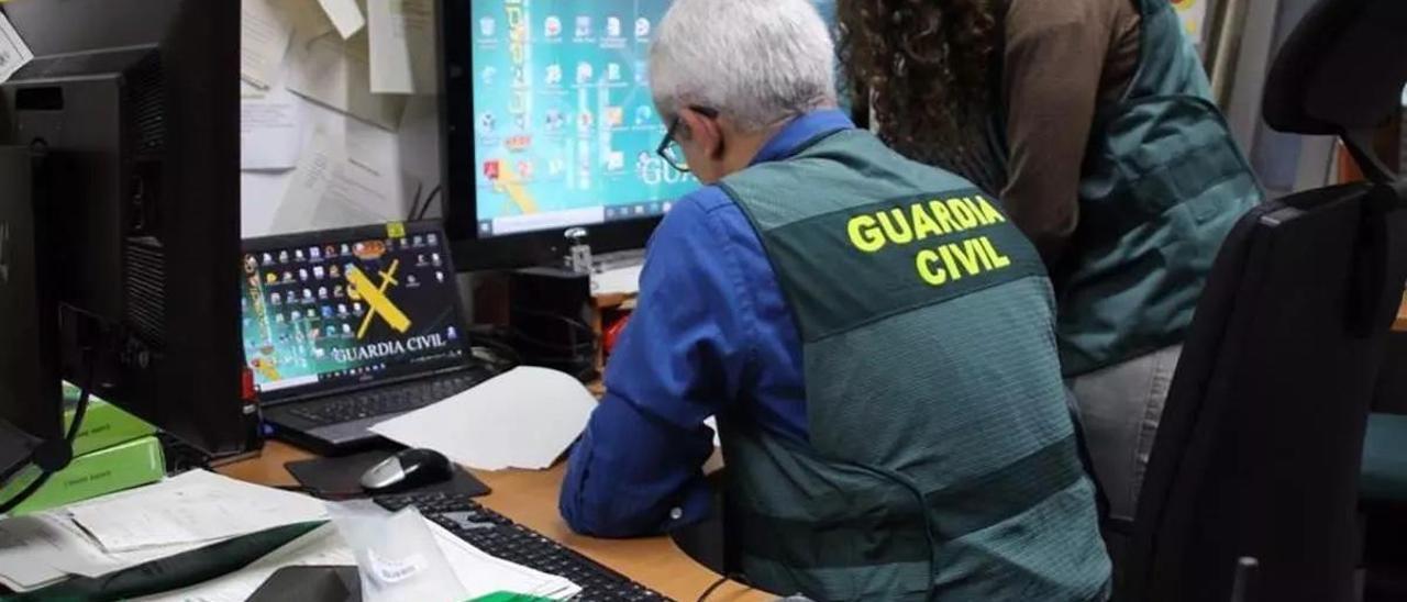 Una pareja de agentes de la unidad de ciberdelincuencia de la Guardia Civil.