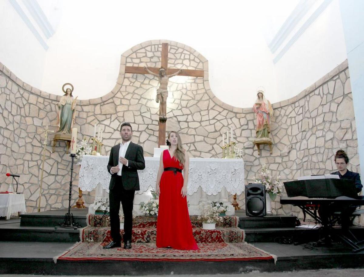 Un momento del concierto lírico en la iglesia.  | MANUEL CUNQUERO