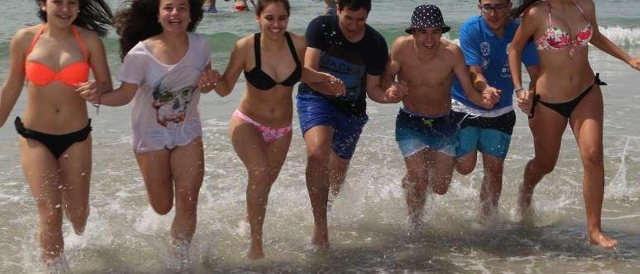 Los alumnos de As Bizocas, en la playa de Area da cruz, ayer. // Muñiz