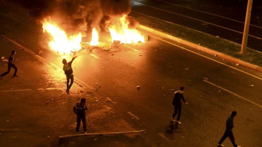 Manifestantes se enfrentan a la policía en la ciudad de Diyarbakir.