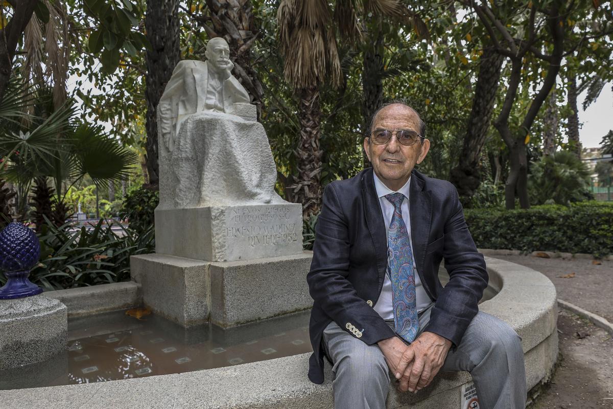 Ángel Urbina junto a la escultura de Ernesto Martínez en homenaje a Nuevos Riegos El Progreso S.A.