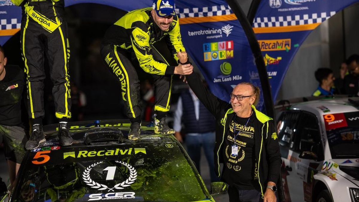Chema Rodríguez, director general del Grupo Recalvi, celebra con «Cohete» Suárez el título.