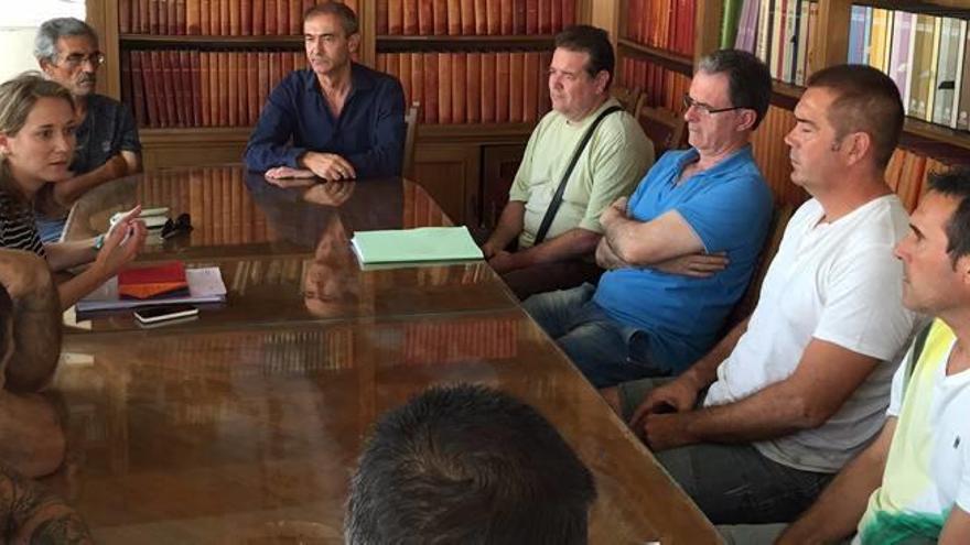 Marina Albiol con representantes de la cofradía de pescadores de Castelló.