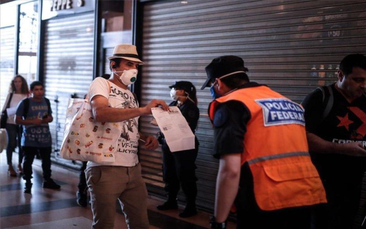 argentina-policia-cuarentena