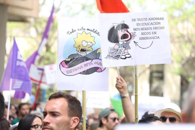 Protesta de los profesores frente a la sede territorial de Educación en Alicante