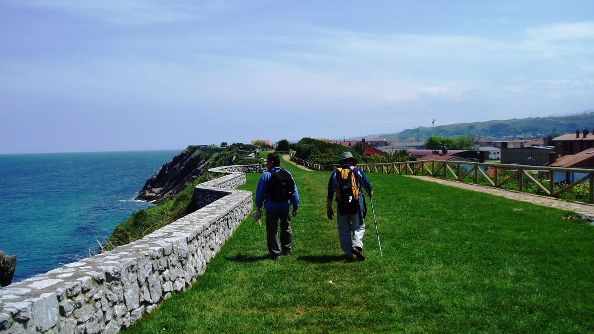 Senderistas en el paseo de San Pedro, en Llanes en una imagen de archivo.