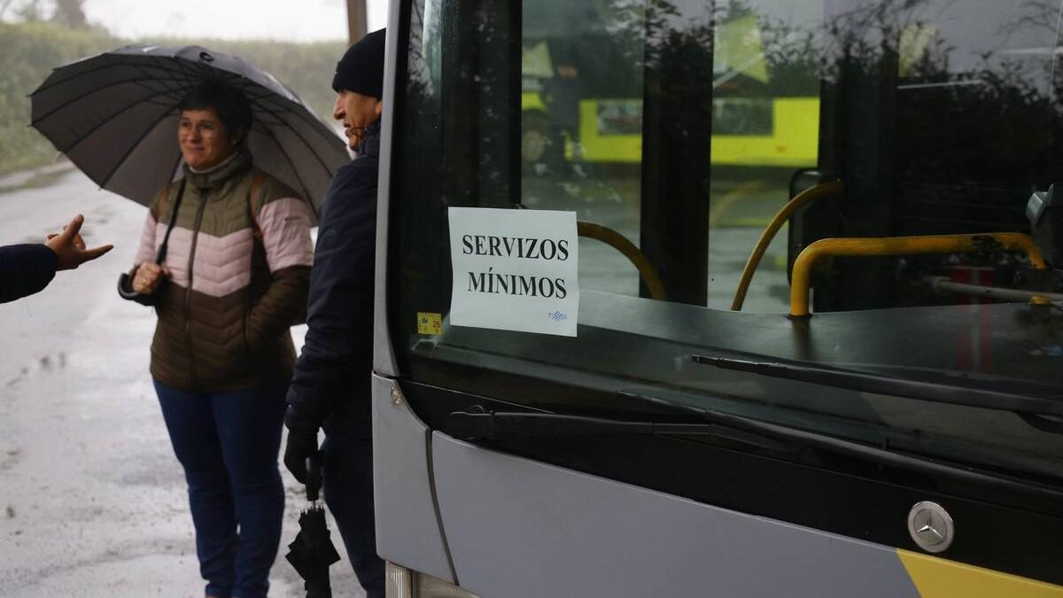 Un autocar de los servicios mínimos sin poder salir de Amio durante una jornada de huelga