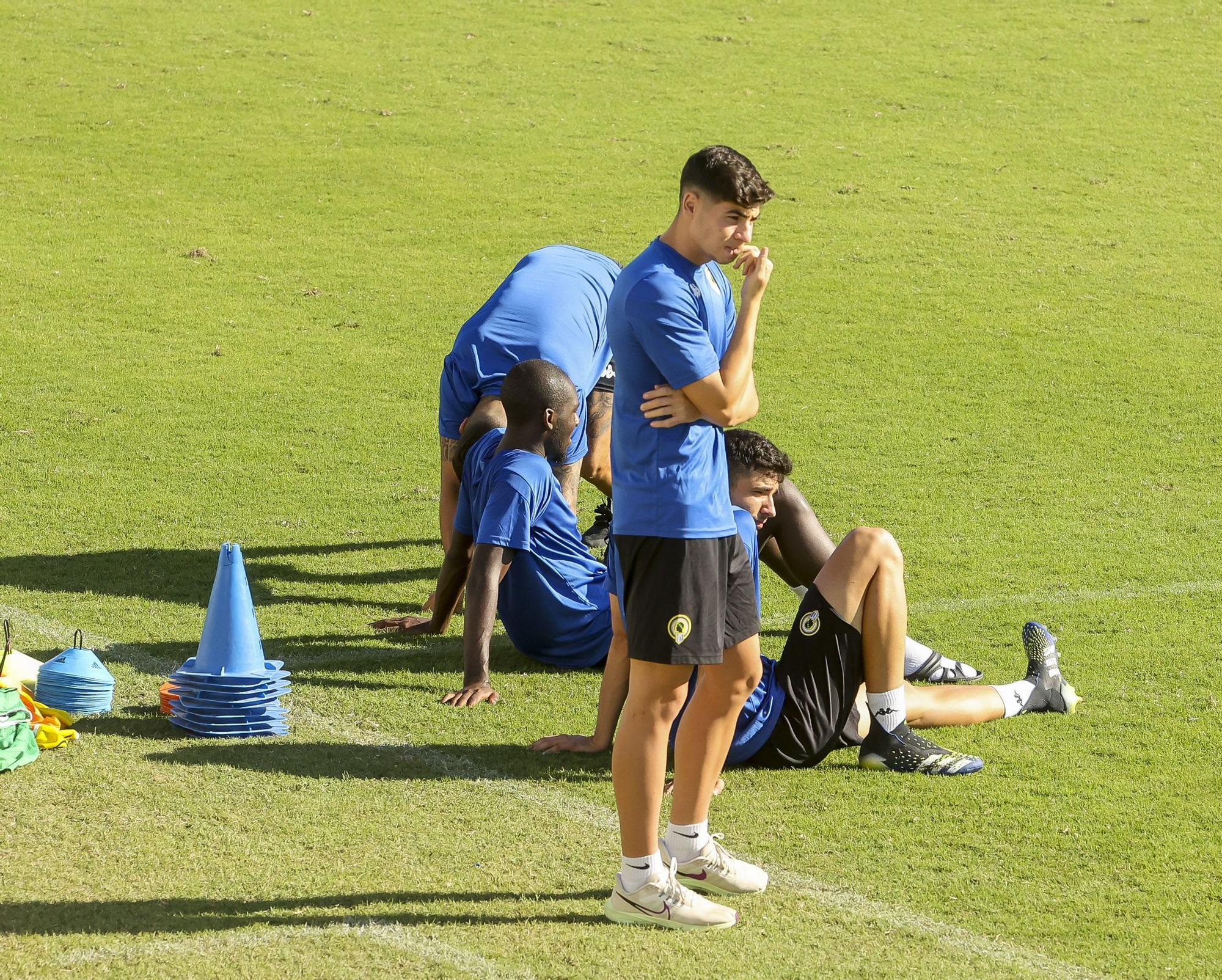 Nico Espinosa observa a sus compañeros entrenar mientras al finalizar su trabajo de recuperación.