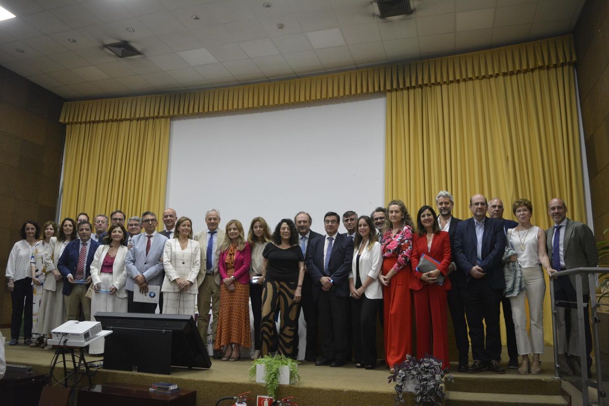 Foto de famlia con los premiados del hospital Reina Sofía.