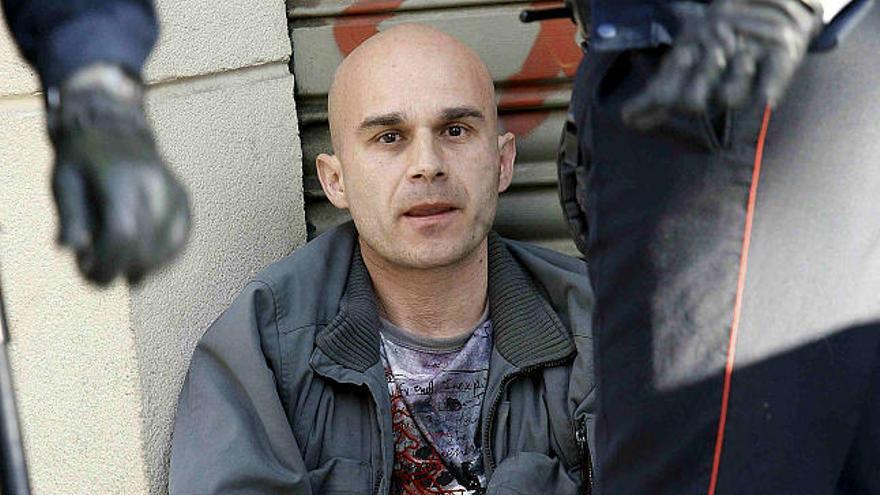 Un hombre de unos 30 años, con la ropa y las manos ensangrentadas, es retenido por los Mossos d´Esquadra, tras asestar esta mañana varias puñaladas a una mujer también joven en la confluencia de las calles Sicilia con Provenca, cerca del templo de la Sagrada Familia de Barcelona, sin mediar palabra y a la vista de los transeúntes que circulaban por el lugar, que han auxiliado a la víctima hasta la llegada de la Policía y los servicios sanitarios.
