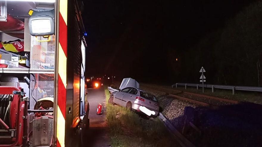 Un vehículo se sale de la carretera y acaba en la zona de seguridad de la vía del tren