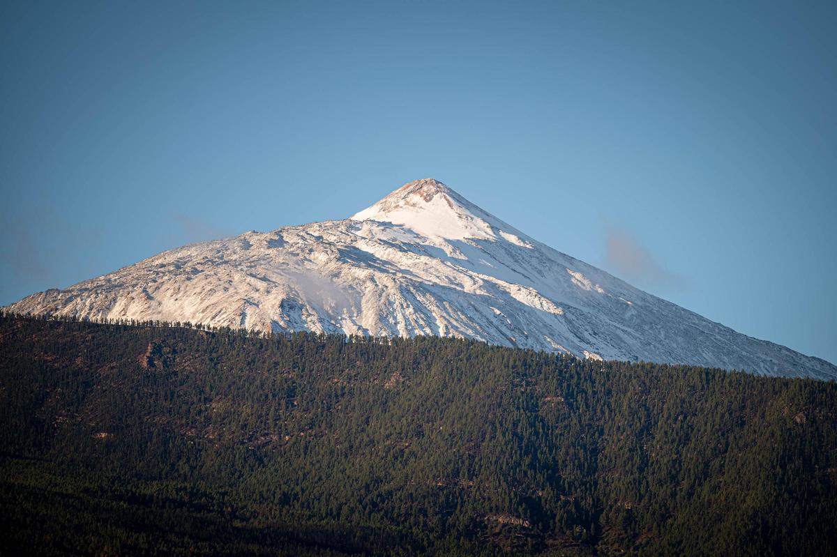 El Teide nevado, uno de los símbolos de Tenerife.