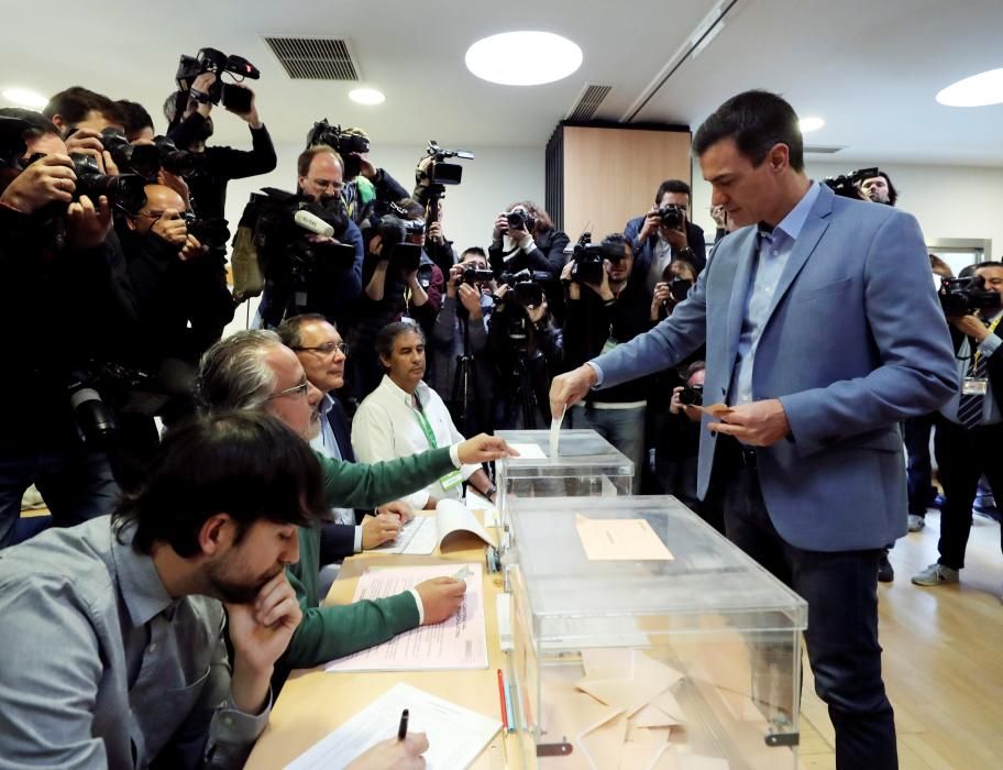 El presidente del Gobierno, Pedro Sánchez, durante el momento de votar.