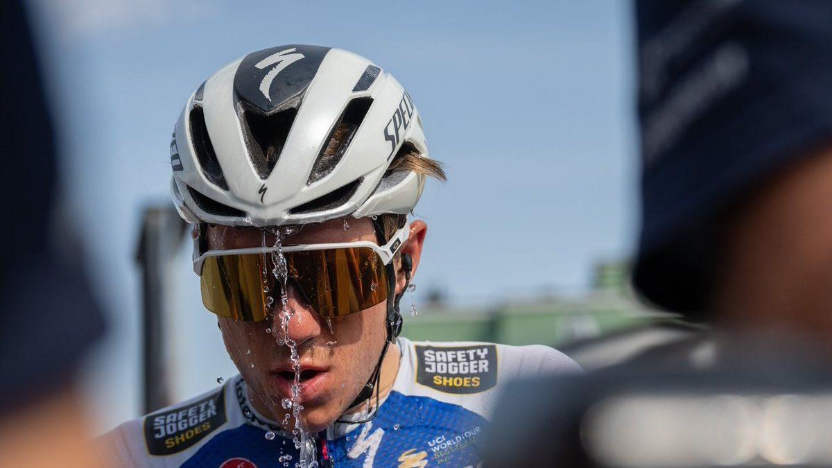 Remco Evenepoel se refresca por el calor en la Vuelta a Suiza.