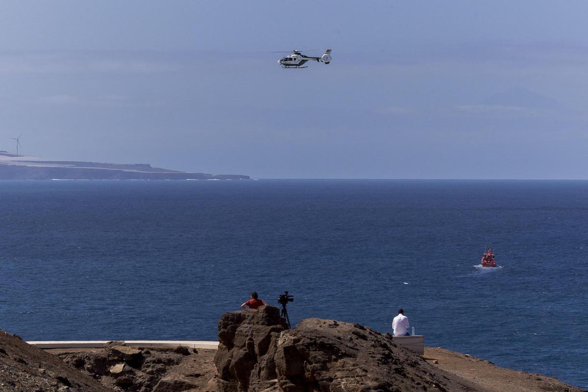 Los equipos de rescate, en la zona de El Confital en la que se busca a los dos menores
