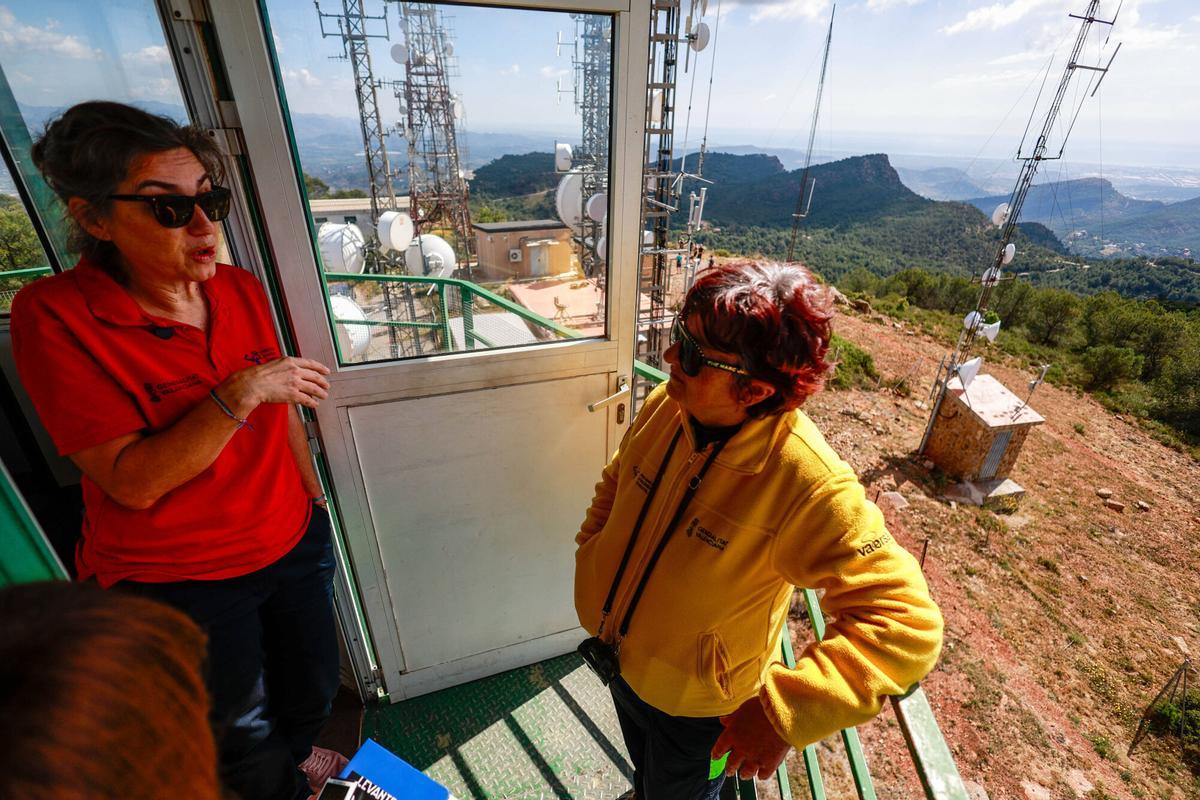 Serra VLC reportaje vigilante forestal de cara a la campaña de incendios en el puesto de vigilancia de L'alt del Pi. Masa forestal de los bosques y montañas de la Serra Calderona