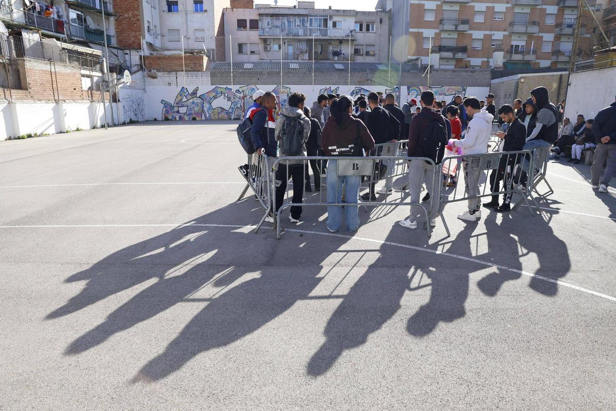 Les imatges de les cues a Salt davant l'oficina que assessora sobre la regularització extraordinària de migrants Les imatges de les cues a Salt davant l'oficina que assessora sobre la regularització extraordinària de migrants