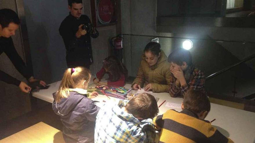 Los escolares durante el taller celebrado en el Museo del Vino.