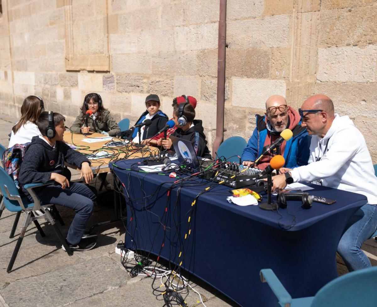 Alumnos con la radio en directo, dentro del proyecto Sintoniza. | Emilio Fraile