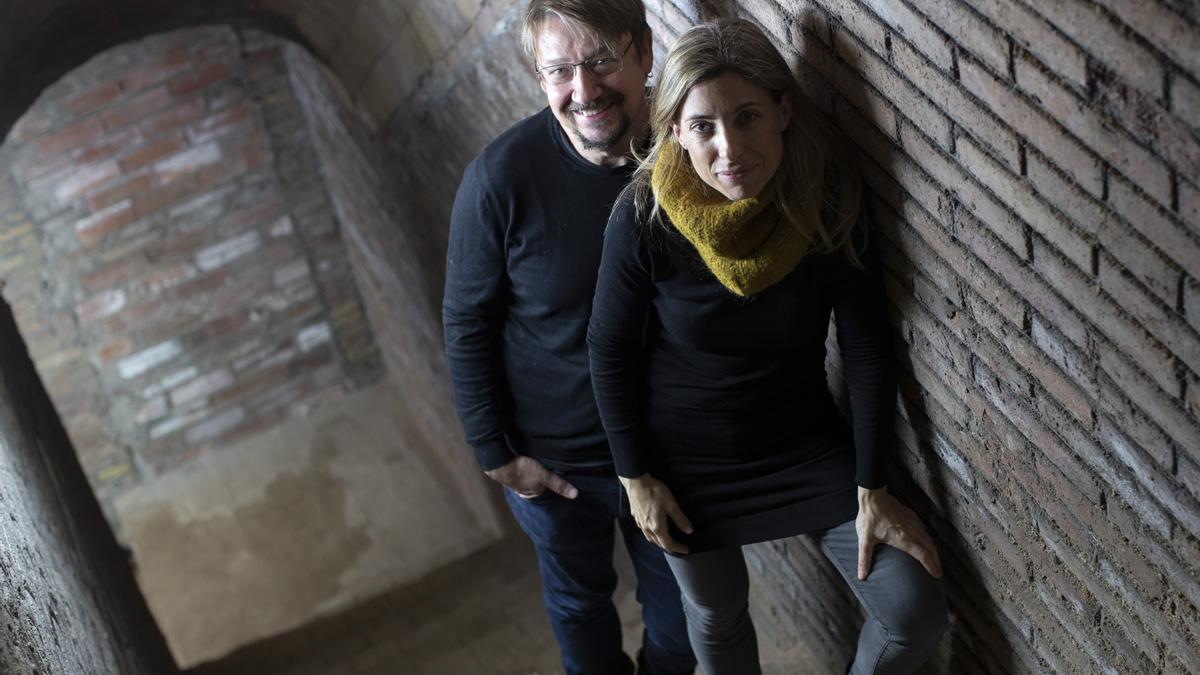 Los historiadores Xavier Domènech y Ana Sánchez, en un refugio antiaéreo de Barcelona.