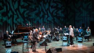 La Barcelona Art Orchestra junto al saxofonista Miguel Zenón, durante su actuación en LAuditori.