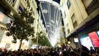 Bellido enciende la Navidad de Córdoba haciendo un guiño a Cataluña de la mano de la niña Lola