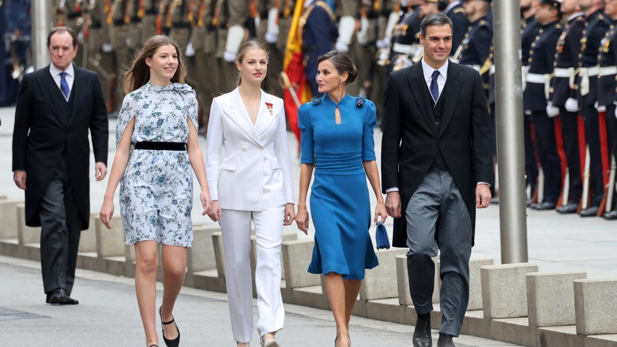La Infanta Sofía, la Princesa Leonor, la Reina Letizia y el Presidente del Gobierno en funciones, Pedro Sánchez, durante el acto de jura de la Constitución ante las Cortes Generales, en el Congreso de los Diputados, a 31 de octubre de 2023.