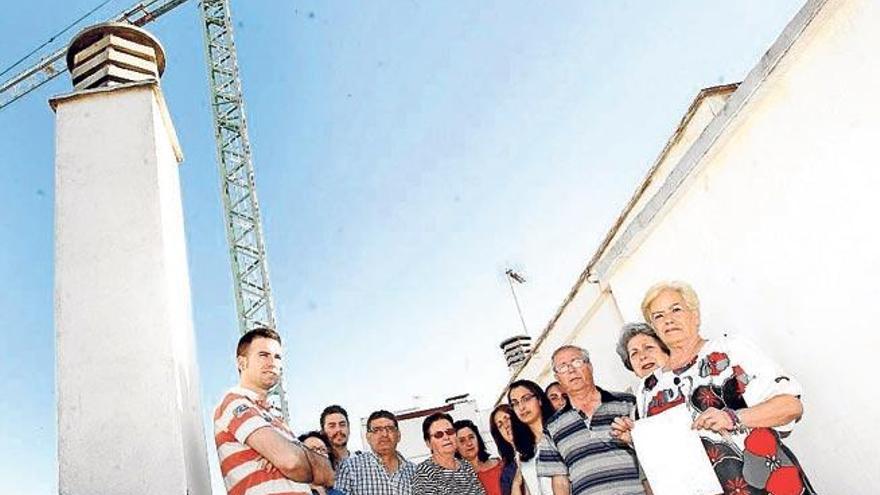 Las alrededor de 120 familias que viven cerca de la grúa llevaban años pidiendo sin resultado el desmantelamiento, una petición por la que se interesó el alcalde en 2011.