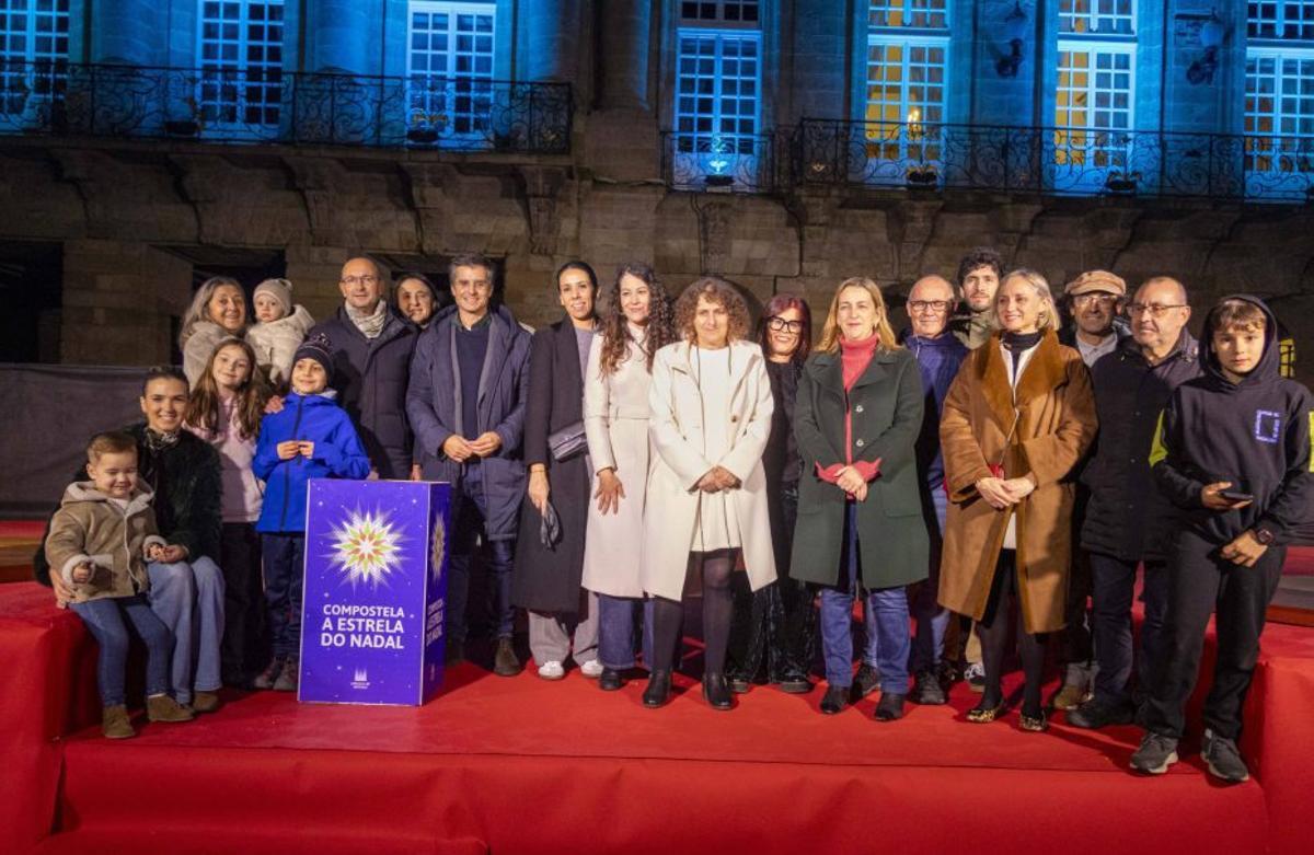 La alcaldesa y más ediles en el escenario navideño. |  Jesus Prieto