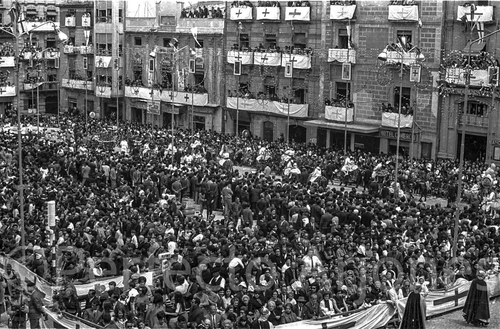 El otro punto de vista de Perfecto Arjones en las fiestas de los Moros y Cristianos de Alcoy en los años 60 y 70.