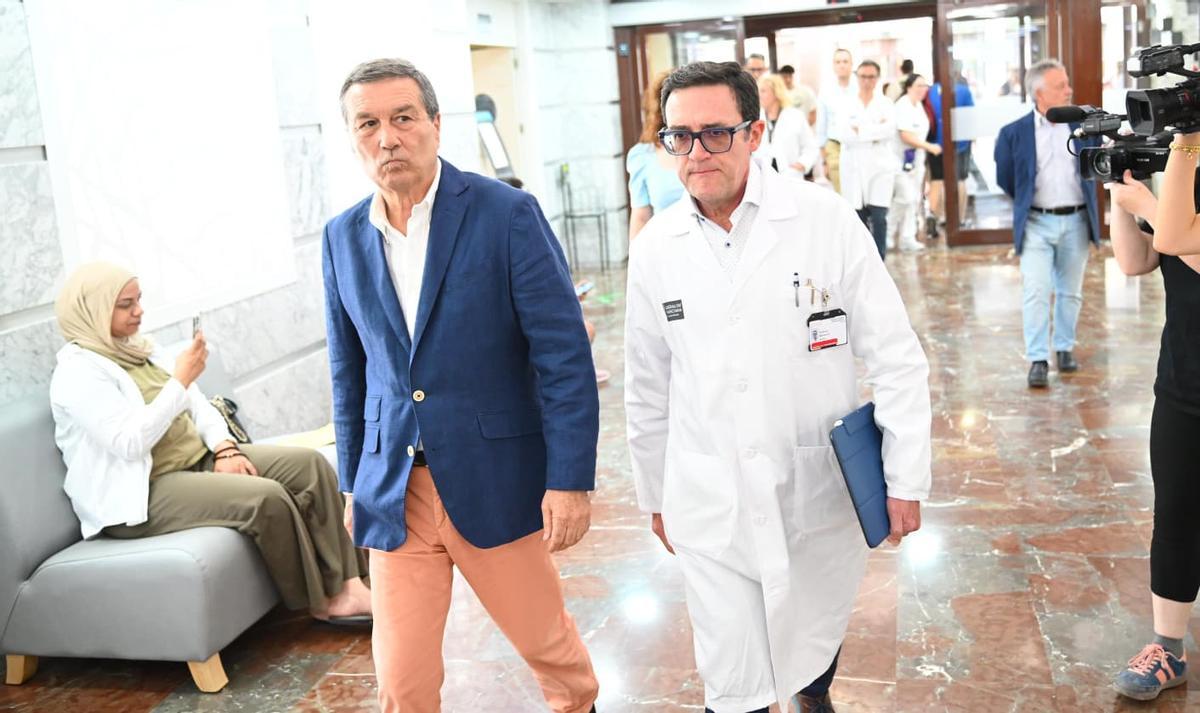 El conseller de Sanidad, Marciano Gómez, acompañado por el gerente del Departamento de Salud del Hospital General Universitario de Elche, Andrés Navarro