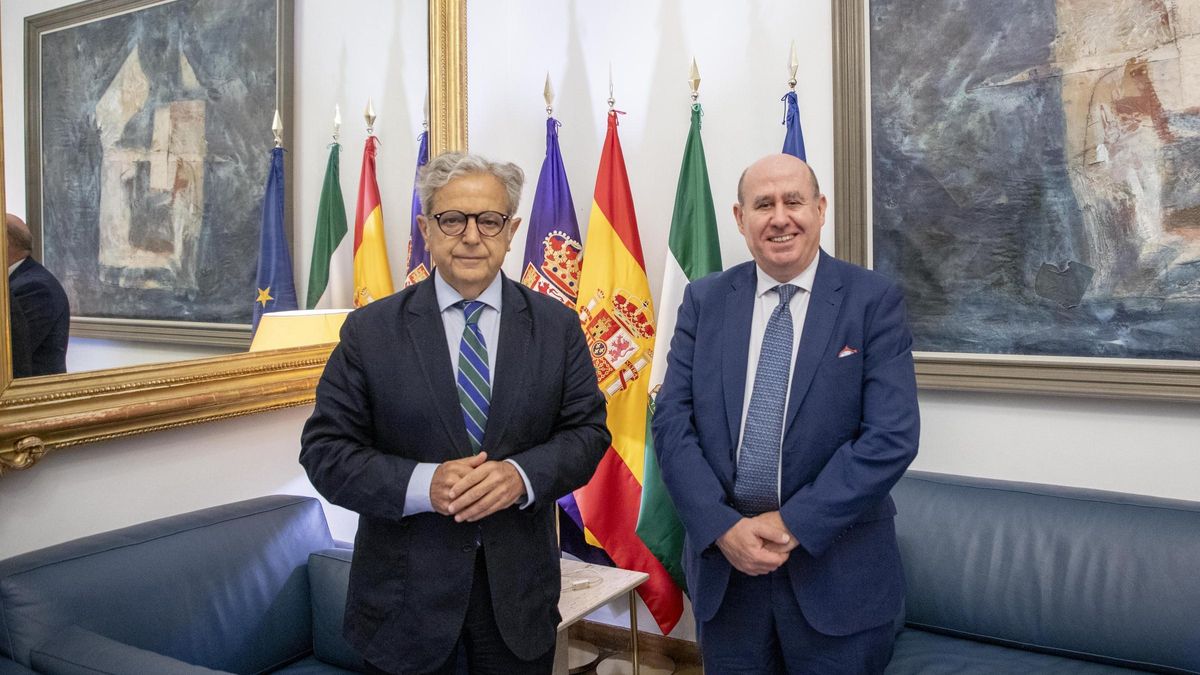 Salvador Fuentes y Fernando Martínez-Jorcano en la firma del acuerdo financiero entre la Diputación de Córdoba y Cajasur.