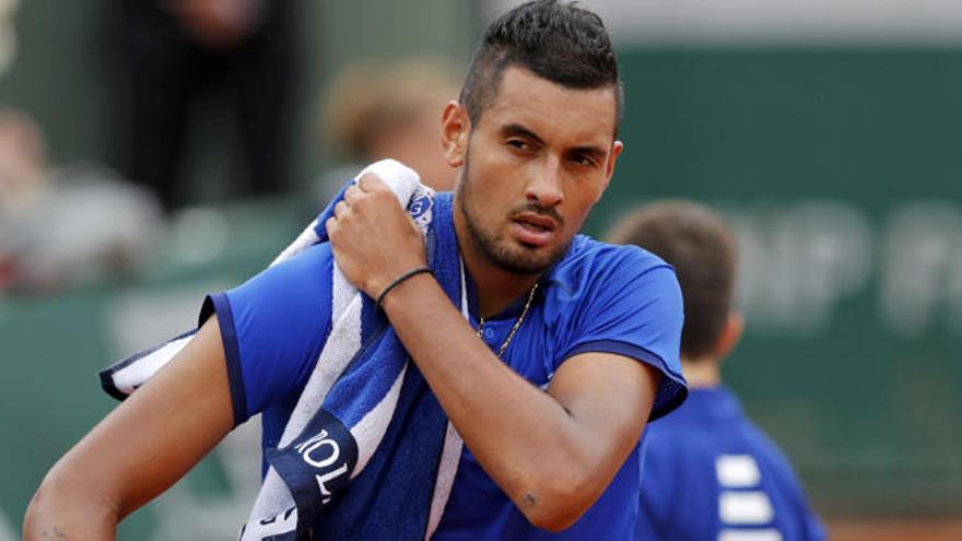 Kyrgios se retira de la pista tras el partido.