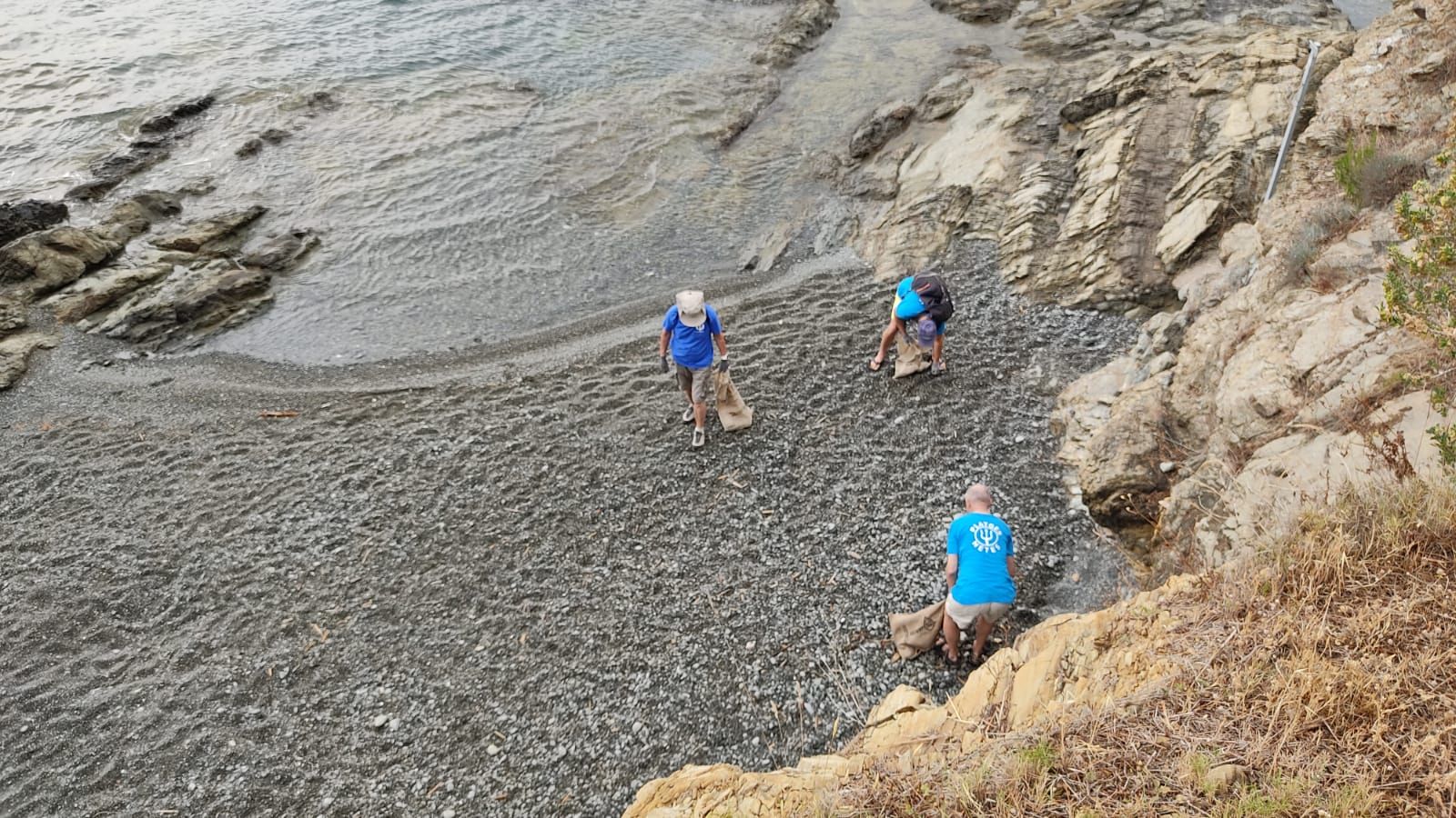 Platges Netes recull brossa i plàstics de diverses cales de Llançà