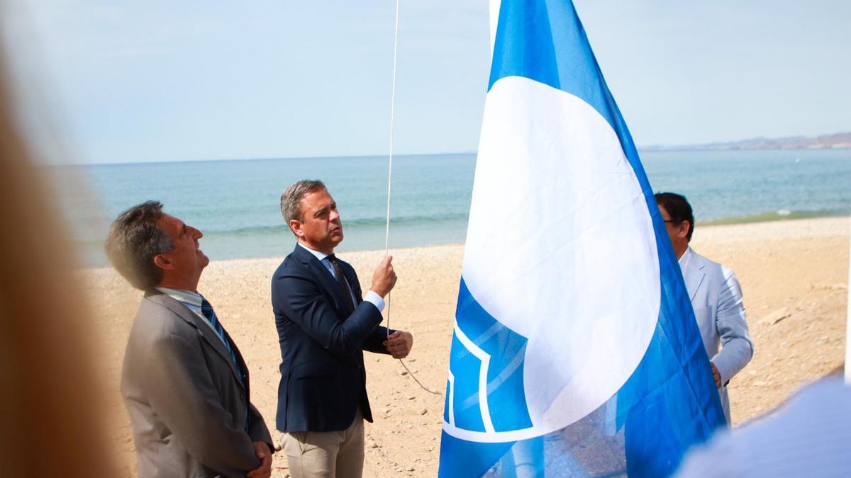 Marcos Ortuño iza la bandera azul en El Castellar, en Mazarrón