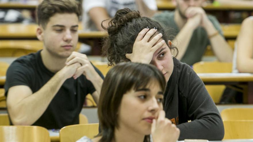 Algunos alumnos antes de comenzar el primer examen de la PAU 2019