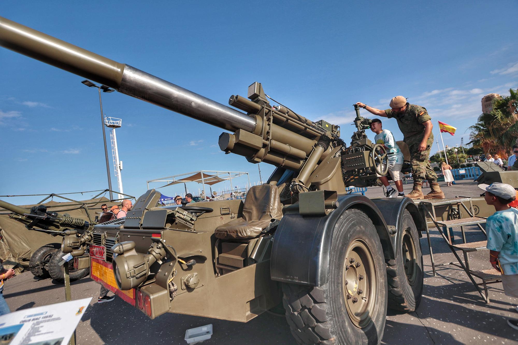 Arriado de la bandera nacional y exposición de material del Ejército