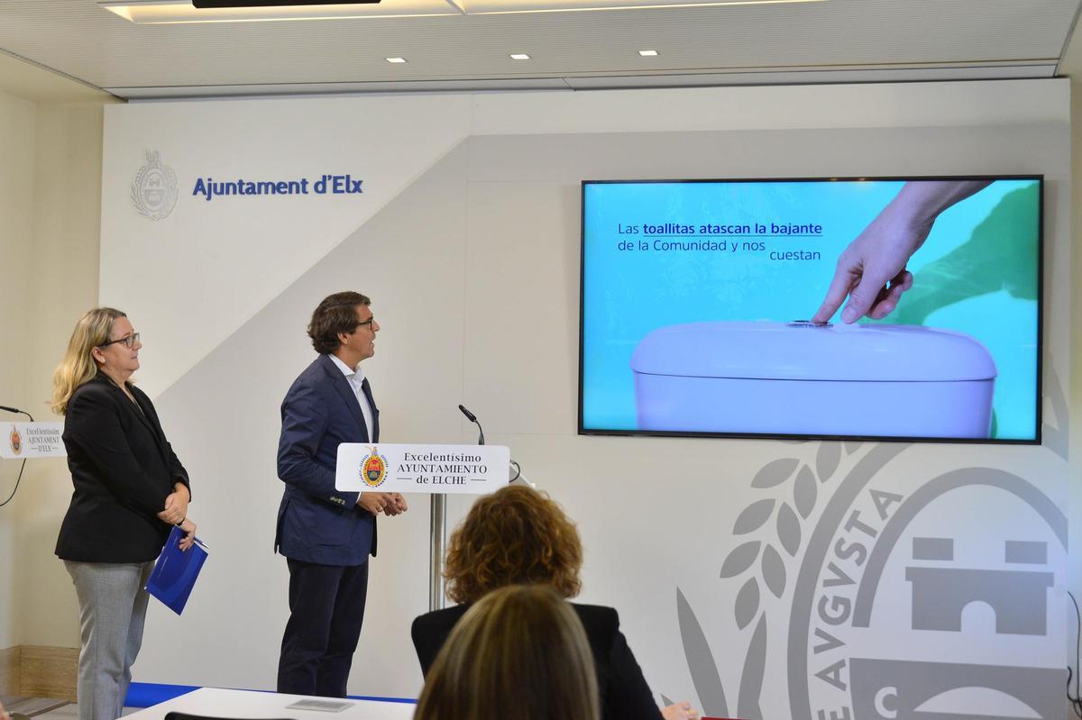 Juan de Dios Navarro y María José Toledo durante la presentación de la campaña