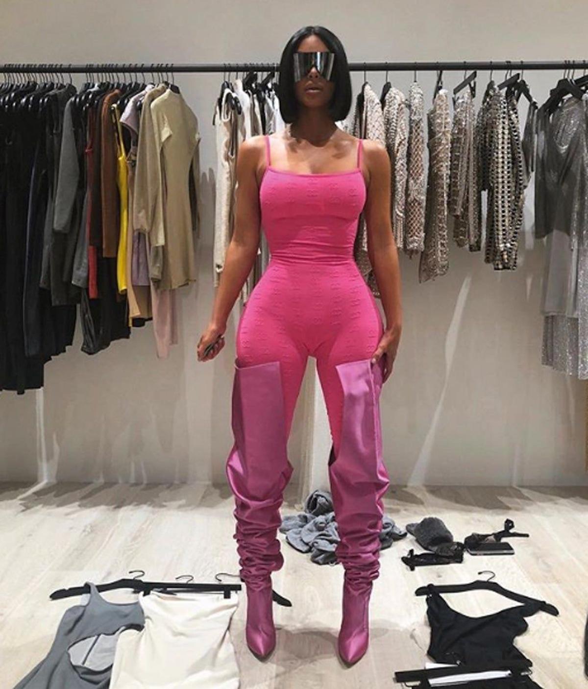 Kim Kardashian en su vestidor con look raruno