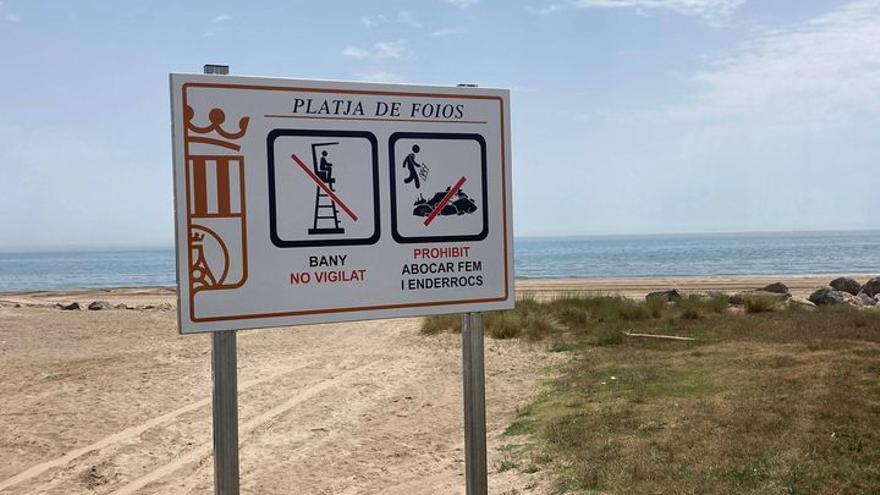 Cartel informativo en la playa de Foios.