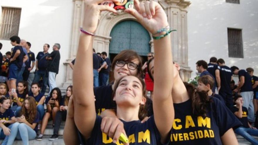 Ofrenda floral de los equipos de la UCAM en la Fuensanta